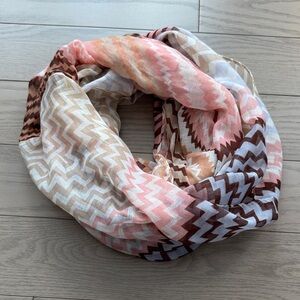 B. Lush Multicolor Zigzag Patterned Infinity Scarf 🧣